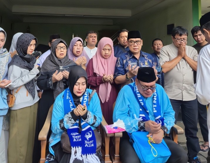 Ketua DPC PPP Depok, H. Mazhab HM bersama Isteri (Hj.Ulfah Wulandari) diiringi doa warga menjelang keberangkatan ke tanah Suci, dikediamannya pada Jumat (22/5/26).