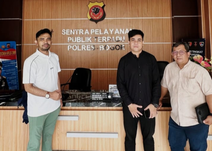 Pengembang Perumahan, Aji Permana datang ke Mapolres Bogor di Jalan Tegar Beriman, Cibinong, didampingi tim kuasa hukum dari Kantor Hukum Inilah Keadilan, yakni Deni Firmansyah, S.H., dan Syaiful Bahri, S.H., M.H., pada Senin (25/5/26).
