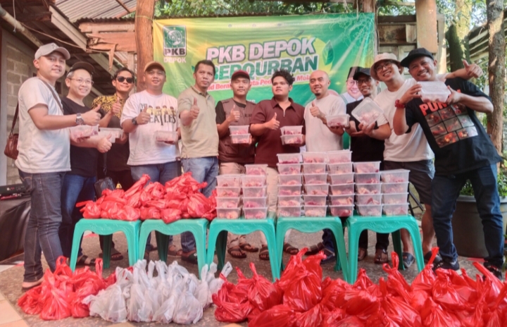 DPC PKB Kota Depok saat membagikan kurban untuk memperkuat kepedulian sosial melalui kegiatan kurban bertajuk “Solid Bergerak, Nyata Peduli, Siap Melayani” yang digelar di De Alden Camps, Kelurahan Kalimulya, Kamis (28/5/2026).