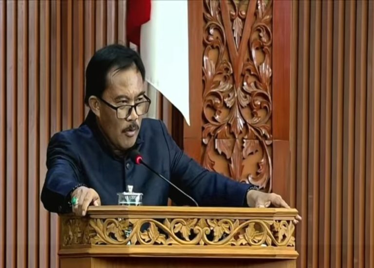 Anggota DPRD Kota Depok dari Fraksi Partai Demokrat, Mochamad Taufik, S.E., saat membacakan Pandangan Umum Fraksi Partai Demokrat terhadap Hasil Reses Masa Sidang II Tahun 2026 dalam Rapat Paripurna DPRD Kota Depok, Kamis (4/6/2026).
