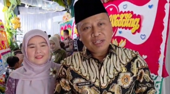 Walikota Depok, Supian Suri bersama Cing Ikah (istri).