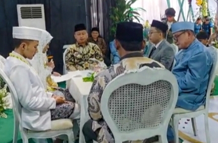 Walikota Depok, Supian Suri menjadi saksi pernikahan putri Ketua DPC PPP Depok, Mazhab HM, Asya & Rizky di Pancoran Mas, Depok pada Jumat (5/12).