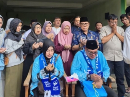 Ketua DPC PPP Depok, H. Mazhab HM bersama Isteri (Hj.Ulfah Wulandari) diiringi doa warga menjelang keberangkatan ke tanah Suci, dikediamannya pada Jumat (22/5/26).