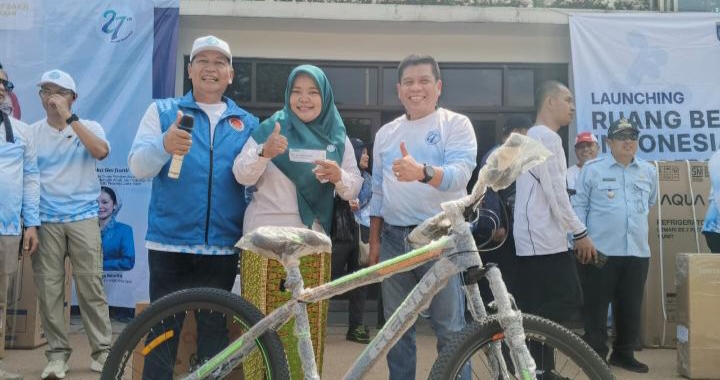 Sekretaris PKK Kelurahan Rangkapan Jaya Baru, Gita Nur Sopiana saat pemberian hadiah doorprize di HUT Kota Depok ke-27 di lapangan Balaikota Kota Depok, Margonda pada Minggu (26/4/26).