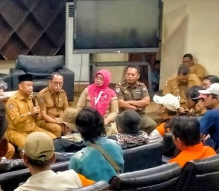 Walikota Depok, Supian Suri saat menerima audiensi warga yang tergabung dalam Aliansi Rakyat Bantu Rakyat di Gedung Perpustakaan Kota Depok, pada Senin (9/2/2026).