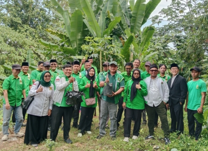 Ketua DPC PPP Kota Depok, H. Mazhab H.M., bersama Jajaran PPP Depok saat melanjutkan Gerakan Tanam 1.000 Pohon dengan melakukan penanaman pohon di bantaran Kali Pesanggrahan, Bukit Sikumbang, Kecamatan Pancoran Mas, Kota Depok, Minggu (14/6/2026).