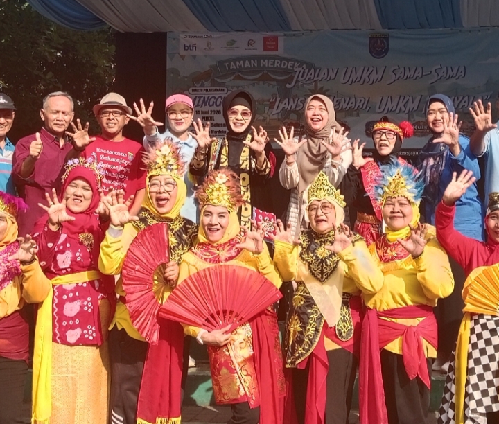 Ketua Fraksi Demokrat sekaligus Sekretaris Komisi B DPRD Kota Depok, Hj. Endah Winarti, S.H., dan Camat Sukmajaya Christine Desima Arthauli, S.STP, M.A, bersama Lansia dan pelaku usaha mikro, kecil, dan menengah (UMKM) mewarnai kegiatan JUSS (Jualan UMKM Sama-sama) yang digelar di Taman Merdeka, Kecamatan Sukmajaya, Kota Depok, Minggu (14/6/2026).