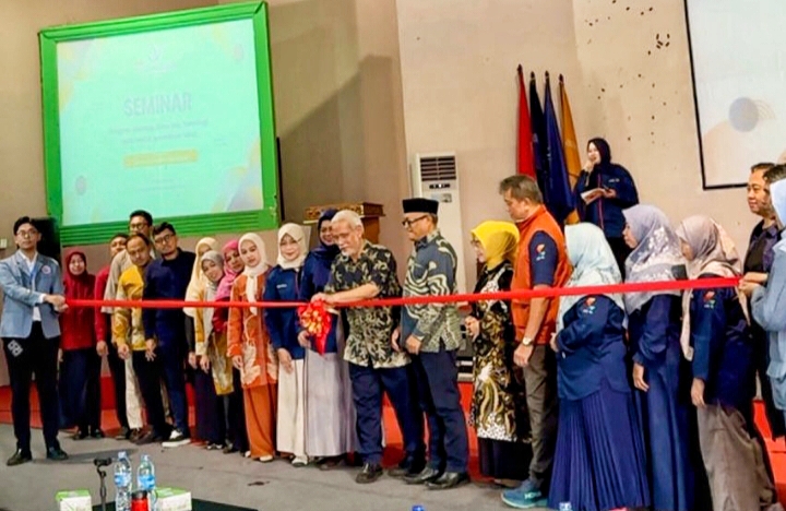 Ketua Pembina Yayasan GHAMA, Jiacep bersama Universita Gunadarma diwakili oleh Wakil Rektor 1, Ravi Ahmad Salim di Al Azhari Tribune pada Kamis (18/6/26).