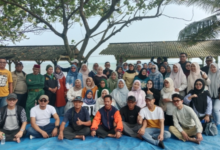 Ketua Badan Kehormatan (BK) DPRD Kota Depok sekaligus Legislator PPP Kota Depok, Dr. Hj. Qonita Lutfiyah, S.E., M.M., bersama Team Gathering Dr. Hj. Qonita Lutfiyah Kecamatan Sawangan dan Bojongsari di Pantai Batu Saung, Kabupaten Pandeglang, Banten, Minggu (21/6/2026).
