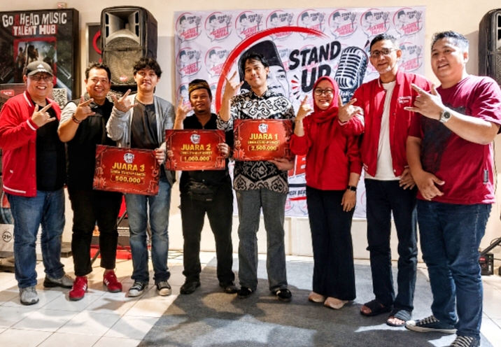Ketua DPC PDI Perjuangan Kota Depok sekaligus Wakil Ketua DPRD Kota Depok, Hj. Yuni Indriany, S.E., M.Si., bersama jajaran PDI Perjuangan Depok dan pemenang lomba Stand Up Comedi di Cafe Depok, pada Minggu (21/6/25)