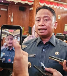 Wali Kota Depok, Dr. H. Supian Suri, M.M., usai Sidang Paripurna DPRD Kota Depok terkait pembahasan pertanggungjawaban pelaksanaan APBD, di Gedung DPRD Kota Depok, Senin (22/6/2026).