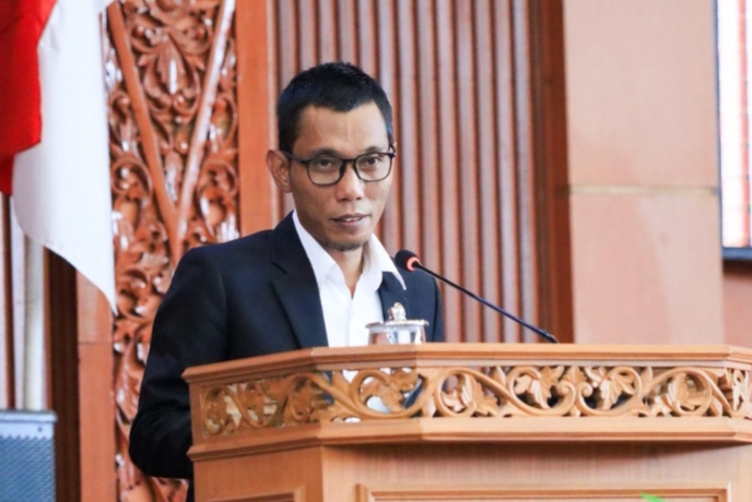 Ketua Fraksi PKB DPRD Kota Depok, Siswanto, S.H., saat membacakan pandangan Fraksi PKB di ruang Paripurna, Gedung DPRD Kota Depok pada Senin (22/6/26).