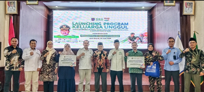 Wakil Wali Kota Depok, Chandra Rahmansyah bersama jajaran NU Care-LAZISNU, Indomaret Berbagi, dan para penerima manfaat usai peluncuran Program Keluarga Unggul di Kota Depok, Senin (23/6). Program ini menyalurkan bantuan UMKM dan insentif bagi guru honorer serta guru ngaji.