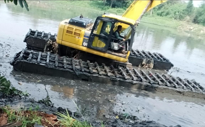 Atasi Pendangkalan, DPUPR Depok Keruk Sedimen Dua Meter di Situ Pengarengan