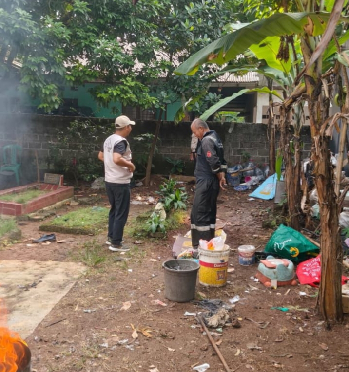 Koordinator Tim Maung Kota Depok, Tri Sakti Anggoro, memimpin patroli gabungan di Kecamatan Sukmajaya, Rabu (24/6/2026). Selain menertibkan spanduk liar di Jalan KSU, petugas juga menemukan aktivitas pembakaran sampah di Kelurahan Kalimulya dan memberikan edukasi kepada warga terkait dampak buruknya terhadap kesehatan dan lingkungan.