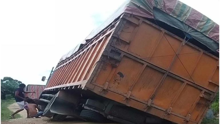 Mobil Pengangkutan Material Untuk Proyek Jembatan Aek Batahan Kembali Akibatkan Kerusakan