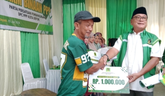 Ketua DPC PPP Kota Depok, H. Mazhab H.M., saat memberikan bantuan modal usaha kepada warga penerima UMKM, di kediamannya, di Kelurahan Rangkapan Jaya Baru, Kecamatan Pancoran Mas, Kota Depok, Jawa Barat, Minggu (5/7/2026).