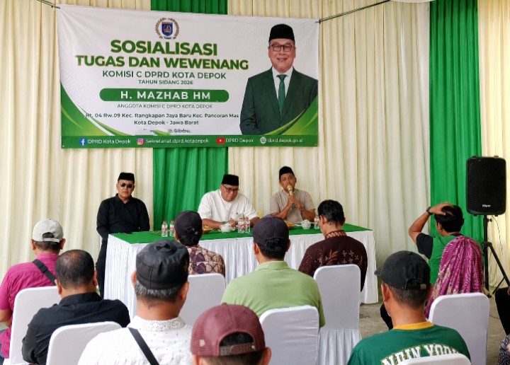 Ketua RT 009, Bayu Mintarga saat sambutan dalam kegiatan Sosialisasi Komunikasi (Soskom) yang dirangkaikan dengan penyaluran Bantuan Permodalan UMKM Tahap IV serta rapat persiapan musyawarah masyarakat di kediaman H. Mazhab HM, Kelurahan Rangkapan Jaya Baru, Kecamatan Pancoran Mas, Minggu (5/7/2026).
