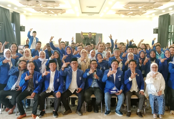 Ketua DPD PAN Kota Depok H. Igun Sumarno bersama jajaran pengurus dan kader berfoto usai pelaksanaan Musyawarah Cabang (Muscab) DPC PAN se-Kota Depok di Lembah Kuring, Depok, Minggu (5/7/2026).