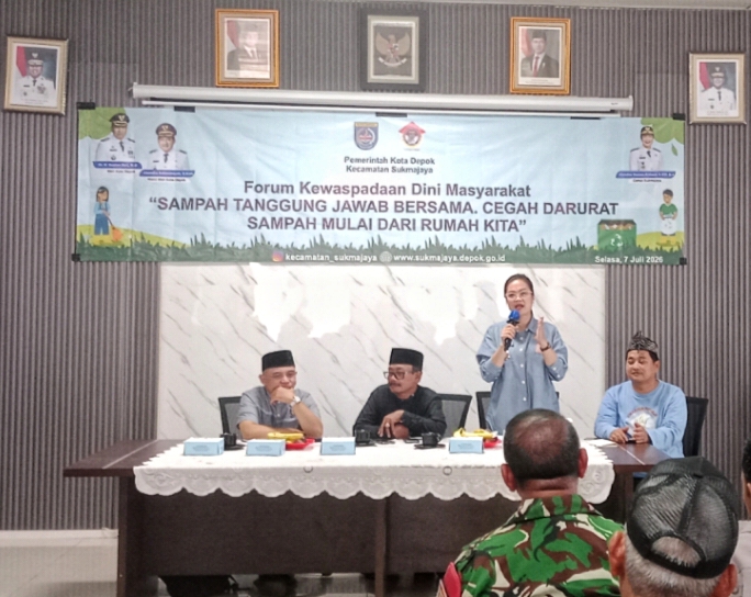 Camat Sukmajaya, Christine Desima Arthauli atau yang akrab disapa Mpo Itin, saat sambutan dalam Sosialisasi Forum Kewaspadaan Dini Masyarakat (FKDM) Kecamatan Sukmajaya bertema "Sampah Tanggung Jawab Bersama, Cegah Darurat Sampah Mulai dari Rumah Kita, Mulai dari Diri Kita" di Aula Kecamatan Sukmajaya, Depok, Selasa (7/7/2026).