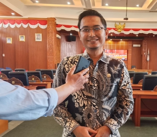 Ketua DPRD Kota Depok, Ade Supriyatna, S.T., M.AP., saat diwawancarai terkait kerja sama pengolahan sampah berbasis teknologi antara Pemerintah Kota (Pemkot) Depok dan PT BSA, di ruang paripurna, DPRD Depok pada Jumat (10/7/26).