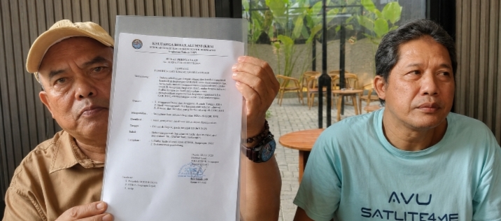 Ketua Klub sekaligus pemilik GOR RHI, H. Rokhmadi, bersama Pembina Klub Sefudin saat menggelar konferensi pers di GOR RHI, Pasir Putih, Sawangan, Depok pada Selasa (14/7/26).