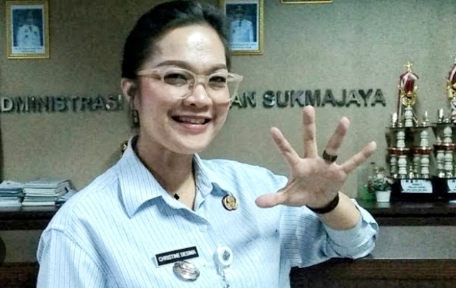 Camat Sukmajaya, Christine Desima Arthauli, S.STP, M.A. saat diwawancarai terkait sosialisasi edukasi terkait perda bakar sampah pada Rabu (15/7/26).