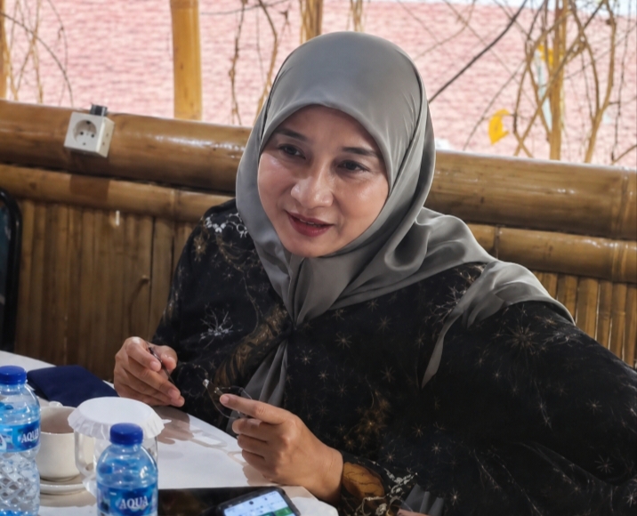 Ketua IWAPI Kota Depok sekaligus Calon Ketua Kamar Dagang dan Industri (Kadin) Kota Depok, dr. Karlina, MARS, saat menghadiri Program Ketahanan Pangan yang digelar Kodim di sisi Jalan Ir. H. Juanda, kawasan pinggir Tol Cijago, tepat di depan Mall Pesona Square, Sabtu (18/7/2026).