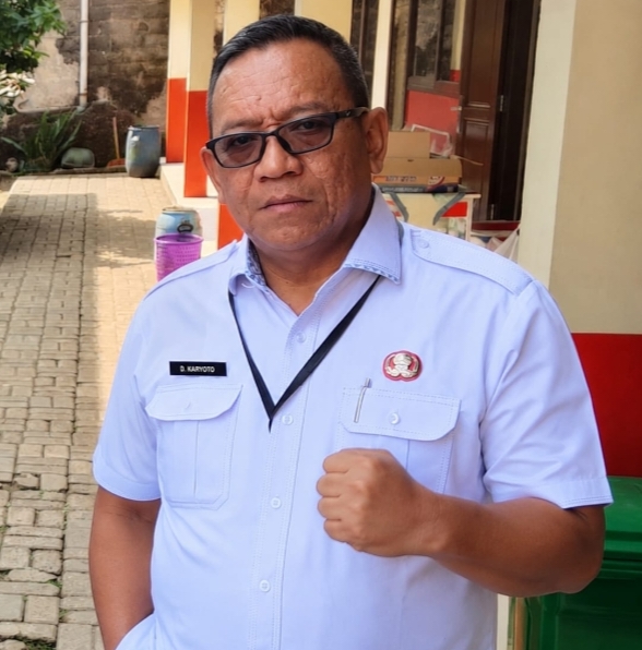 Sekretaris Dinas Komunikasi dan Informatika (Diskominfo) Kota Depok, Drajat Karyoto, S.STP., M.A., saat menghadiri kegiatan bakti sosial pemeriksaan kesehatan mata dan pembagian kacamata gratis yang diselenggarakan Persatuan Golf Indonesia (PGI) Kota Depok bekerja sama dengan Yayasan Amal Mata Indonesia (YAMI) di SDN 4 Tapos, Kecamatan Tapos, Depok, pada Rabu (29/7/26).