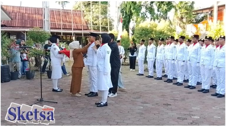 Kukuhkan Pasukan Pengibar Bendera, Camat Natal : Jalankan Tugas Dengan Maksimal