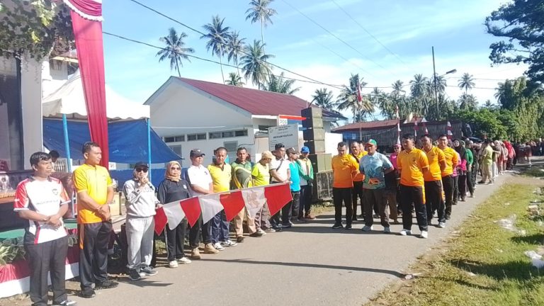 Camat Natal Buka Kegiatan Jalan Santai dan Senam Pagi Bersama Sambut HUT ke- 81 RI
