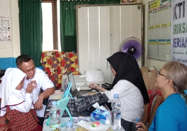 Rangkaian ketiga bakti sosial, PGI Kota Depok bekerja sama dengan Yayasan Amal Mata Indonesia (YAMI) menggelar pemeriksaan kesehatan mata dan penyaluran kacamata gratis bagi pelajar di SDN Cilangkap 8 Kota Depok, Senin (3/8/26).