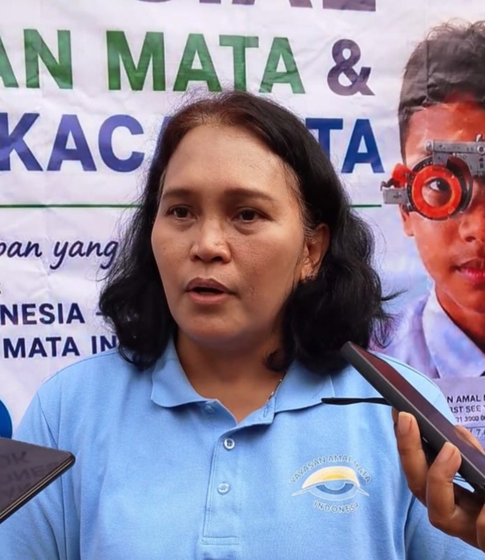 Co Director Yayasan Amal Mata Indonesia (YAMI), Diana Mongan, saat diwawancarai usai Bakti Sosial Pemeriksaan Mata dan Pemberian Kacamata Gratis di SDN 5 Tapos, Depok pada Selasa (4/8/26).