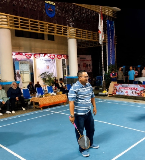 Ketua Komisi B DPRD Kota Depok, H. Hamzah, S.E., M.M., saat opening turnamen bulu tangkis yang diadakan karang taruna Kelurahan Cimpaeun, Depok pada Minggu (9/8/26).