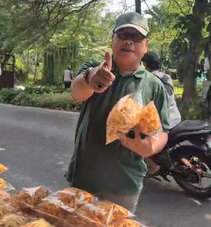 Ketua DPC PPP Kota Depok, H. Mazhab HM, saat mengunjungi salah satu UMKM binaannya di RT 3, Jalan Raya Pengasinan, Depok pada Rabu (12/8/26).
