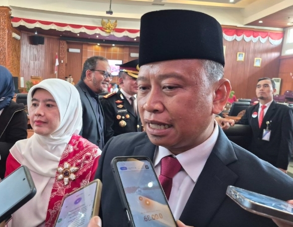 Wali Kota Depok, Supian Suri bersama Isteri, Cing Ikah usai menghadiri Rapat Paripurna DPRD Kota Depok dalam rangka mendengarkan Pidato Kenegaraan Presiden Republik Indonesia, di Ruang Sidang Paripurna DPRD Kota Depok, Jumat (14/08/26).