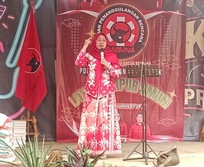 Ketua DPC PDI Perjuangan Kota Depok, Hj. Yuni Indriany, S.E., M.Si., saat acara Latihan Dasar (Latsar) Dapur Umum yang digelar Badan Penanggulangan Bencana (BAGUNA) PDI Perjuangan Kota Depok di Jalan Mangga Raya, Depok, Sabtu (15/8/2026).