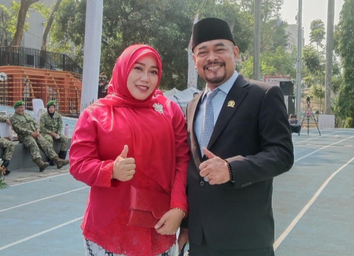 Ketua Fraksi Gerindra DPRD Kota Depok sekaligus Anggota Komisi A DPRD Kota Depok, H. Edi Masturo, S.E., bersama isteri saat diwawancarai usai Upacara Peringatan HUT ke-81 Republik Indonesia di Balai Kota Depok, Senin (17/8/2026).