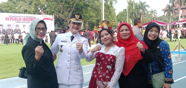 Camat Sukmajaya, Christine Desima Arthauli, S.STP., M.A., saat foto bareng bersama warga usai mengikuti upacara HUT ke-81 Republik Indonesia di Balai Kota Depok, Senin (17/8/2026).