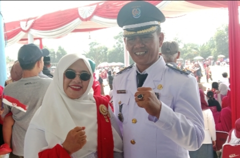 Lurah Duren Seribu, Ahmad Sabani, bersama isteri di Kelurahan Duren Seribu, Kecamatan Bojongsari, Kota Depok pada Senin (17/8/26).