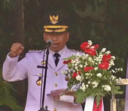 Wali Kota Depok, Dr. H. Supian Suri, M.M., saat menjadi inspektur upacara peringatan HUT ke-81 RI tingkat Kota Depok di Depok Open Space (DOS), Balai Kota Depok, Senin (17/8/2026).