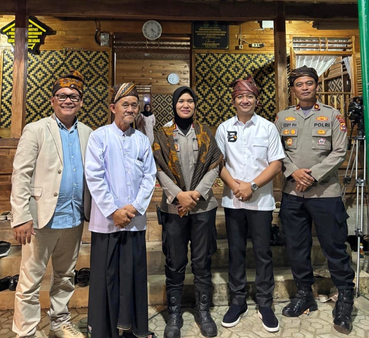 Foto bersama saat pelaksanaan Seren Taun di Desa Adat Guradog, Kabupaten Lebak. Tampak H. Igun Sumarno, Tokoh Adat Guradog; Abah H. Rahmat, Ketua Adat Desa Guradog; Ibu Arninsih, Kapolres Lebak; Bapak Nabil Jaya Baya, Ketua Gapensi; serta Wakapolres Lebak Mayor Edi.