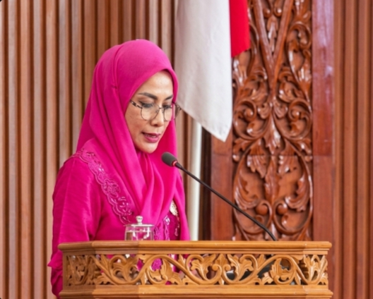 Ketua Fraksi PDI Perjuangan DPRD Kota Depok, Hj. Indah Ariani, S.H., saat membacakan pandangan umum fraksi PDI Perjuangan Depok dalam rapat paripurna di Gedung DPRD Kota Depok, Kamis (17/9/2026).