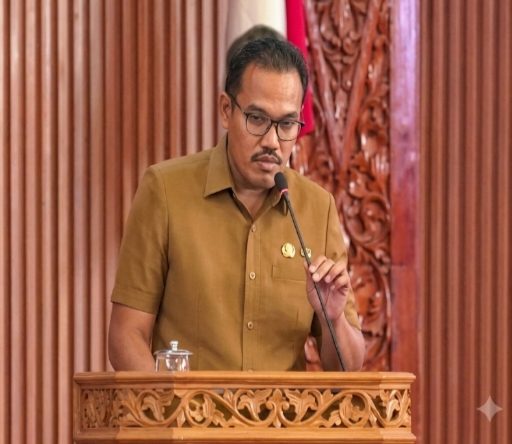 Sekretaris Fraksi Gerindra DPRD Kota Depok, Gerry Wahyu Riyanto, S.H., M.H., saat membacakan pandangan umum fraksi Gerindra Depok dalam rapat paripurna di Gedung DPRD Kota Depok, Kamis (17/9/2026).