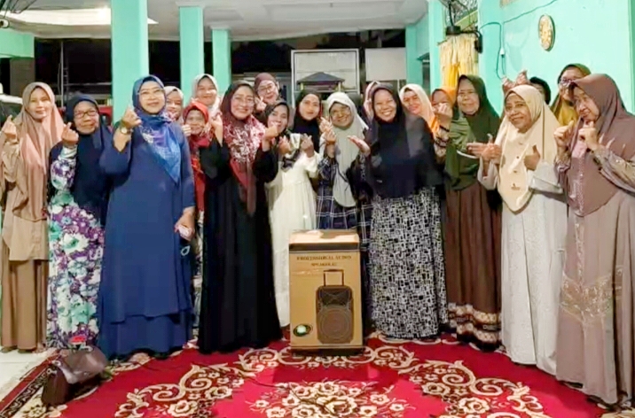 Wakil Ketua DPRD Kota Depok sekaligus Ketua DPC PDI Perjuangan Kota Depok, Hj. Yuni Indriany, S.E., M.Si. saat memberikan bantuan sound sistem untuk MT. Arrosaniyah.