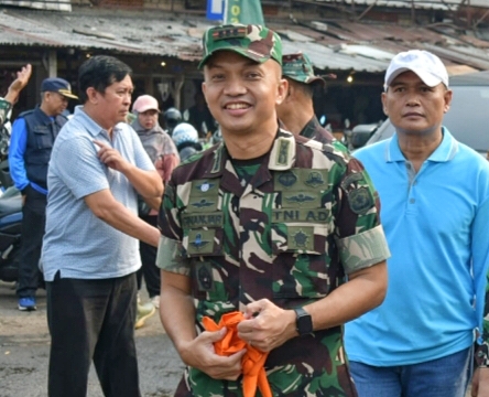 Dandim 0508/Depok Kolonel Inf Ginanjar Wahyutomo, S.H., M.Han., saat turun langsung membersihkan kawasan Pasar Kemiri Muka, Depok pada Jumat (18/9/26).
