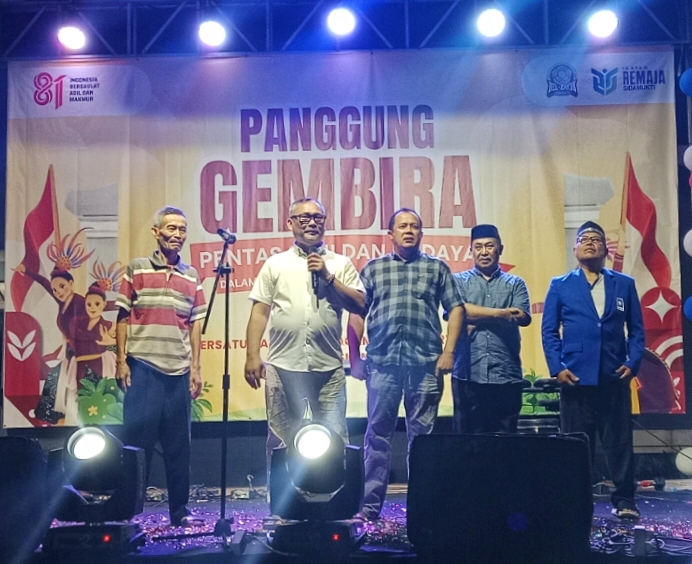 Ketua DPD PAN Kota Depok sekaligus Wakil Ketua Komisi D DPRD Kota Depok, serta pembina dan penasihat acara, H. Igun Sumarno, S.Pd., M.M., saat menyampaikan sambutan dalam Panggung Gembira HUT ke-81 Kemerdekaan RI di RW 01 Sukamaju, Depok, Sabtu (19/9/2026).