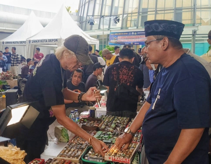 Ketua Komisi B DPRD Kota Depok, H. Hamzah, S.E., M.M saat melihat langsung keterlibatan komunitas dalam kontes batu akik tingkat nasional pada Milad ke-26 KOOD di Pesona Square Depok, Sabtu (26/9/2026).