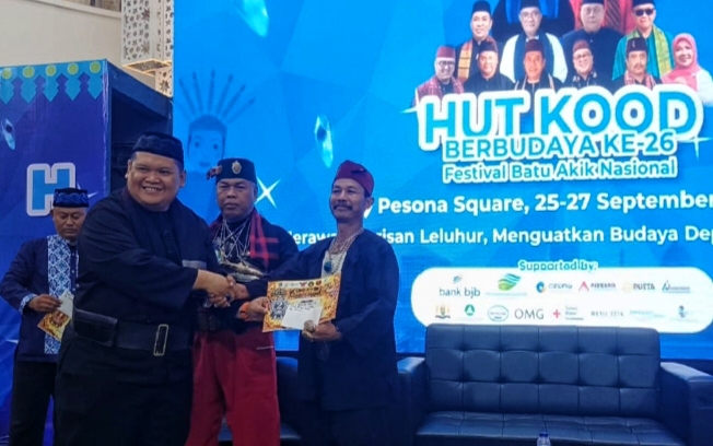 Ketua Panitia Milad ke-26 KOOD, Dr. Denta Mandra PB, M.Si., saat menyerahkan piagam penghargaan pada acara perayaan HUT KOOD Berbudaya ke-26 sekaligus Festival Batu Akik Nasional yang berlangsung di Pesona Square, Depok pada Sabtu (26/9/26).