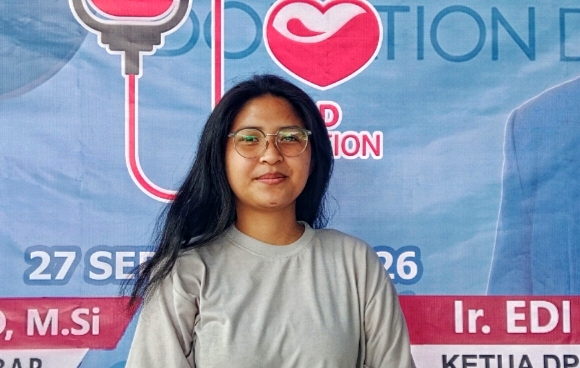 Vinka, salah satu peserta sekaligus pendonor rutin, saat diwawancarai usai donor darah di DPC Demokrat Depok, Minggu (27/9/26).